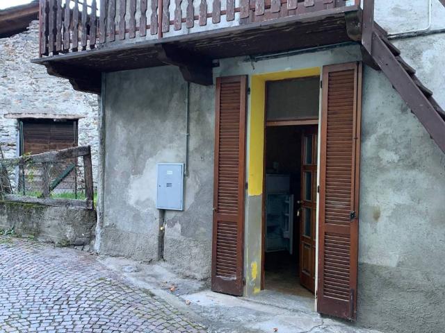 Villa Indipendente in vendita a Fusine, Lombardia