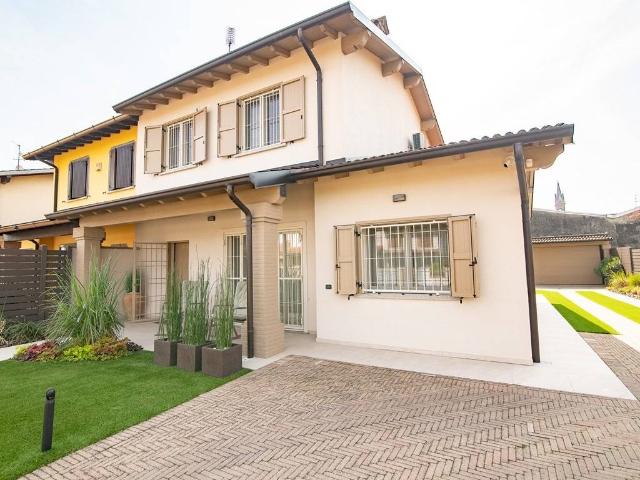 Villa Indipendente in vendita a Gadesco Pieve Delmona, Lombardia