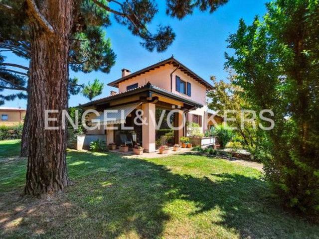 Villa Indipendente in vendita a Gallarate, Lombardia