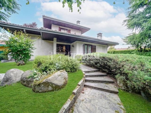 Villa Indipendente in vendita a Gallarate, Lombardia