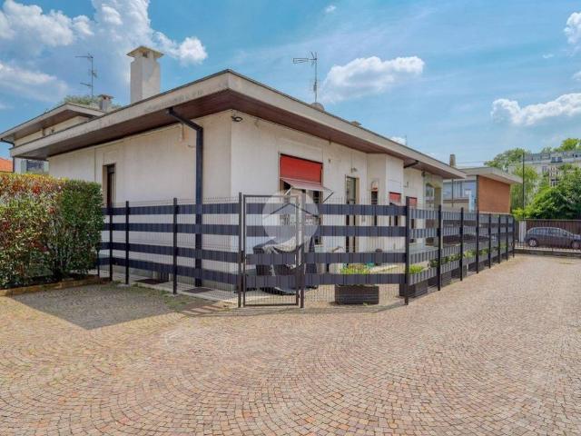 Villa Indipendente in vendita a Gallarate, Lombardia
