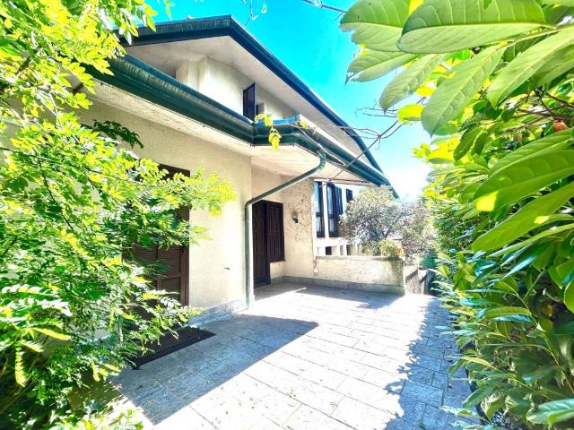Villa Indipendente in vendita a Gallarate, Lombardia