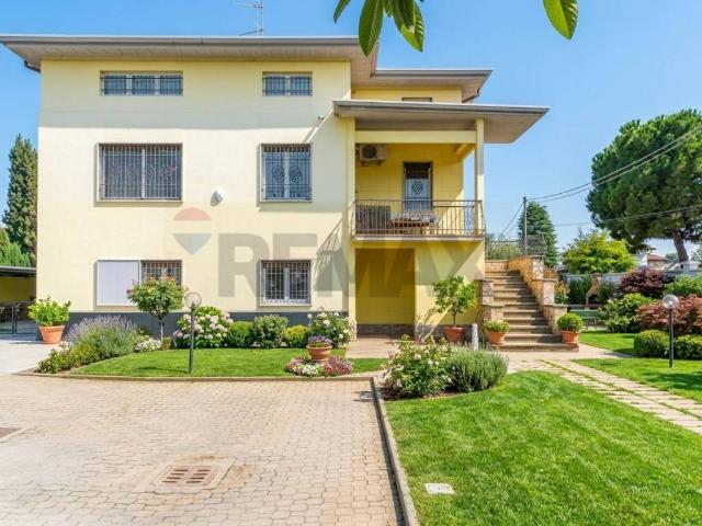 Villa Indipendente in vendita a Gallarate, Lombardia