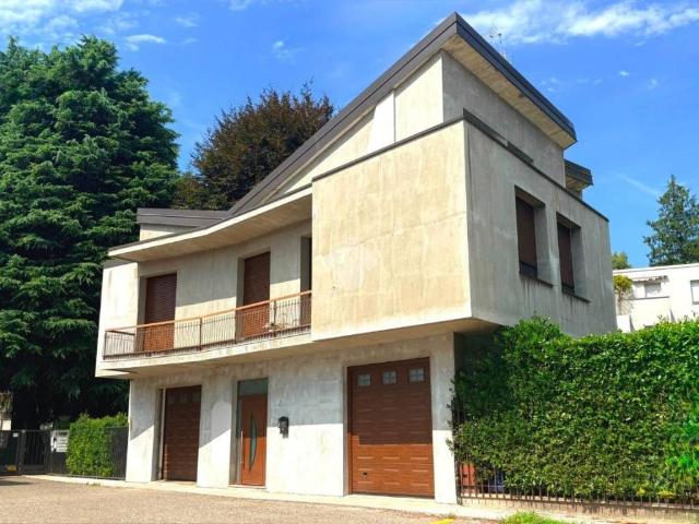 Villa Indipendente in vendita a Gallarate, Lombardia