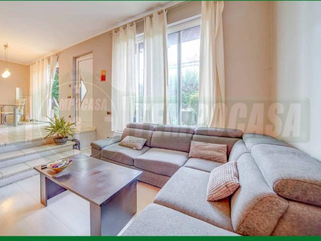 Villa Indipendente in vendita a Ronchi, Gallarate