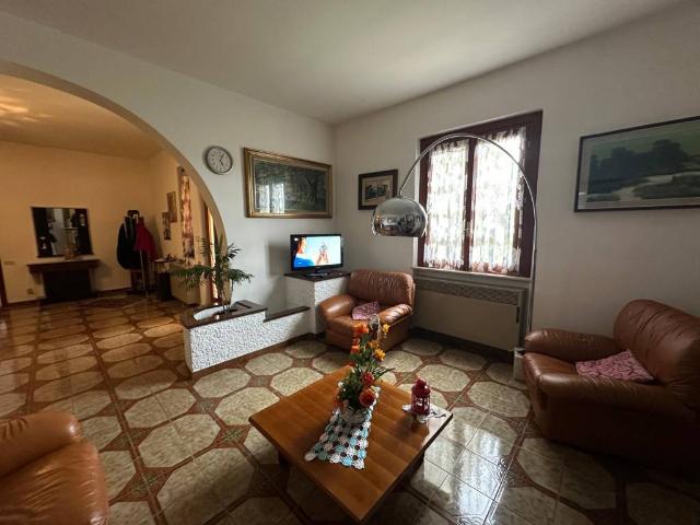 Villa Indipendente in vendita a Gambolò, Pavia