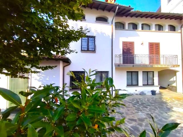 Villa Indipendente in vendita a Gandino, Lombardia