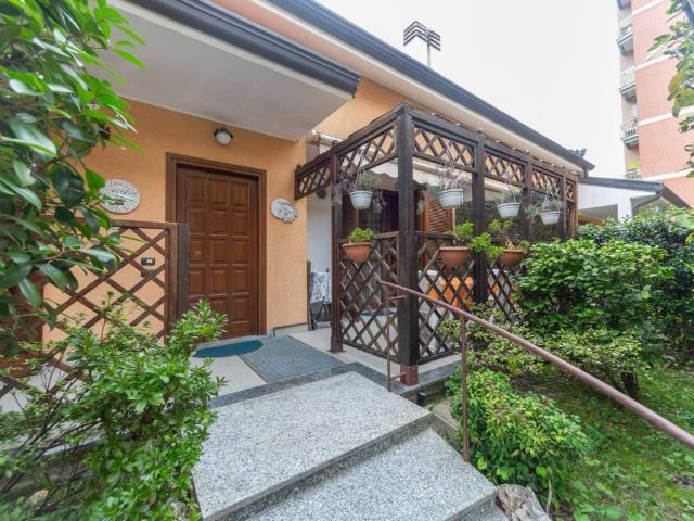Villa Indipendente in vendita a Santa Maria Rossa, Garbagnate Milanese
