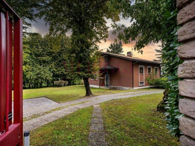 Villa Indipendente in vendita a Brongio Alto, Garbagnate Monastero