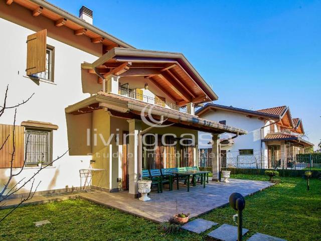 Villa Indipendente in vendita a Garbagnate Monastero, Lombardia