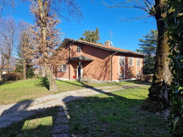Villa Indipendente in vendita a Garbagnate Monastero, Lombardia