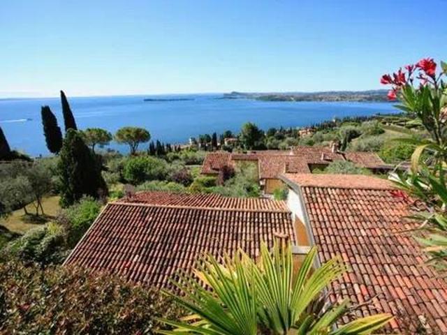Villa Indipendente in vendita a Comunità Montana Parco Alto Garda bresciano, Gardone Riviera