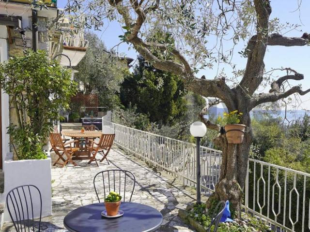 Villa Indipendente in vendita a Comunità Montana Parco Alto Garda bresciano, Gardone Riviera