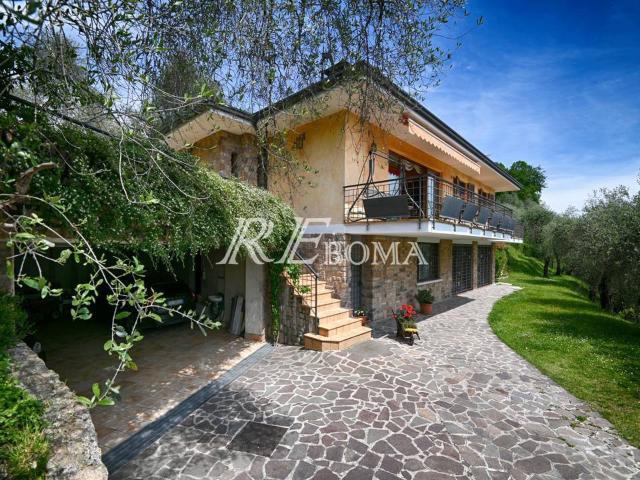 Villa Indipendente in vendita a Comunità Montana Parco Alto Garda bresciano, Gardone Riviera