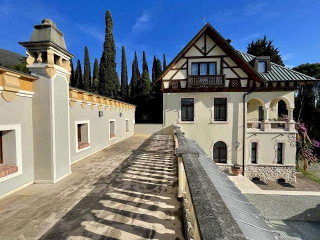 Villa Indipendente in vendita a Comunità Montana Parco Alto Garda bresciano, Gardone Riviera
