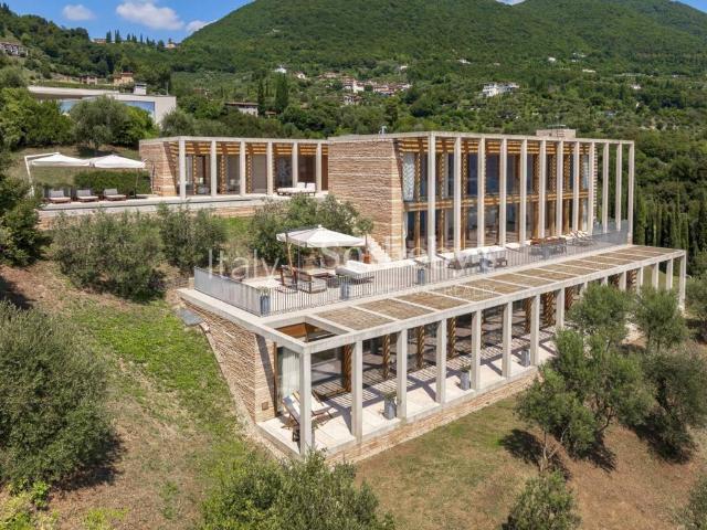 Villa Indipendente in vendita a Comunità Montana Parco Alto Garda bresciano, Gardone Riviera