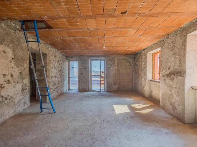 Villa Indipendente in vendita a Comunità Montana Parco Alto Garda bresciano, Gargnano
