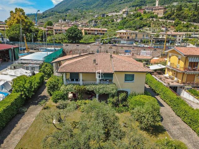 Villa Indipendente in vendita a Comunità Montana Parco Alto Garda bresciano, Gargnano