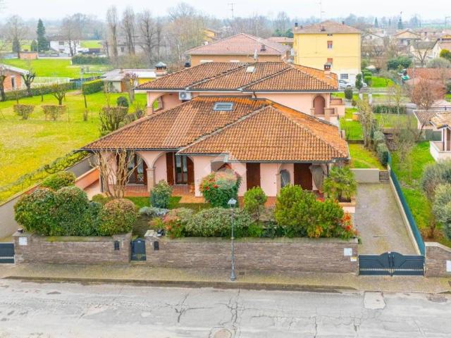 Villa Indipendente in vendita a Val d’Enza, Re