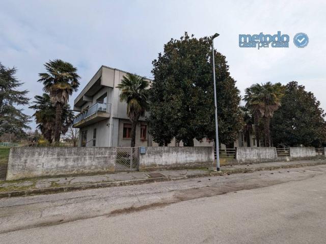 Villa Indipendente in vendita a Gavello, Veneto