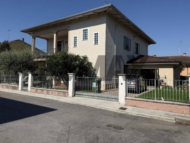 Villa Indipendente in vendita a Gazoldo degli Ippoliti, Mantova