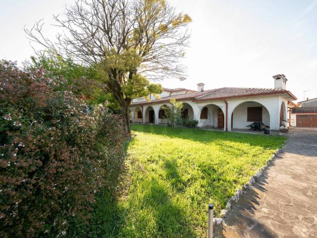 Villa Indipendente in vendita a Gazoldo Degli Ippoliti, Lombardia