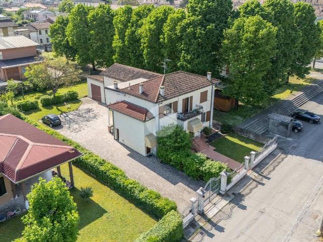 Villa Indipendente in vendita a Gazzuolo, Lombardia