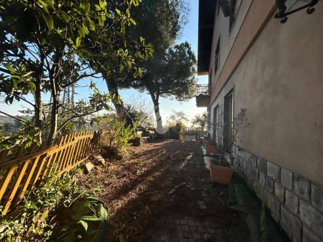 Villa Indipendente in vendita a Medio Ponente, Serra Riccò