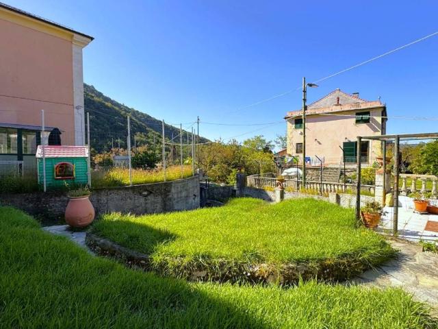 Villa Indipendente in vendita a Media Val Bisagno, Serra Riccò