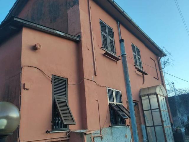 Villa Indipendente in vendita a Teglia, Serra Riccò