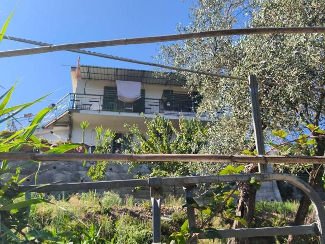Villa Indipendente in vendita a Media Val Bisagno, Serra Riccò