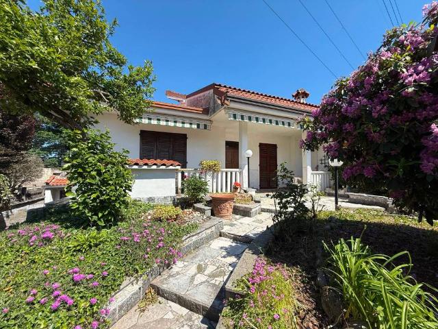 Villa Indipendente in vendita a Gerenzano, Lombardia