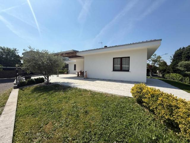 Villa Indipendente in vendita a Gerenzano, Varese