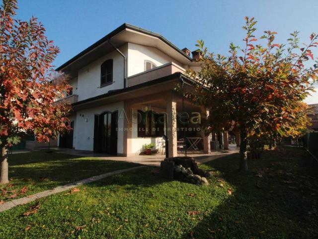 Villa Indipendente in vendita a Gessate, Lombardia