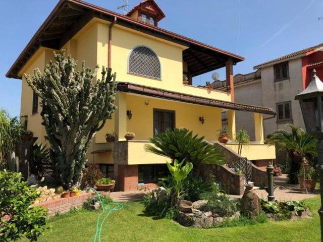 Villa Indipendente in vendita a Giugliano In Campania, Campania