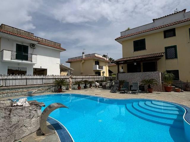 Villa Indipendente in vendita a Giugliano In Campania, Campania