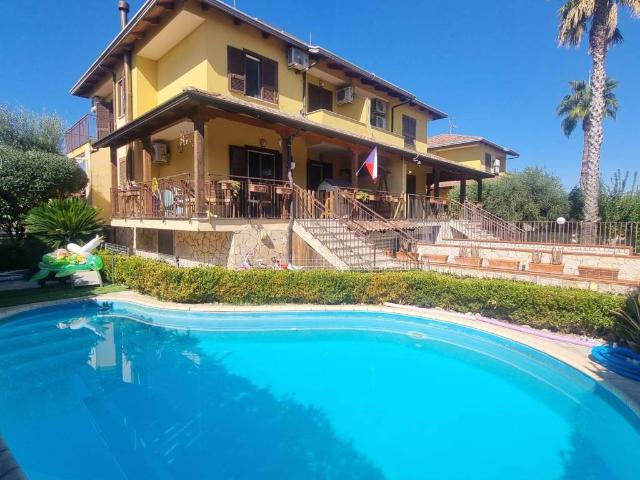 Villa Indipendente in vendita a Varcaturo, Giugliano in Campania