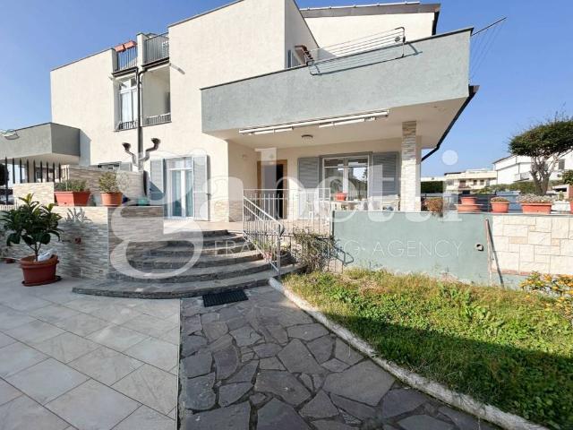 Villa Indipendente in vendita a Giugliano In Campania, Campania