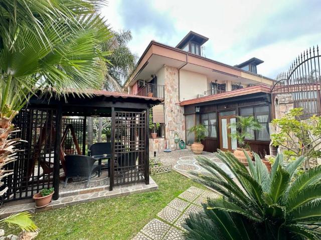 Villa Indipendente in vendita a Giugliano In Campania, Campania