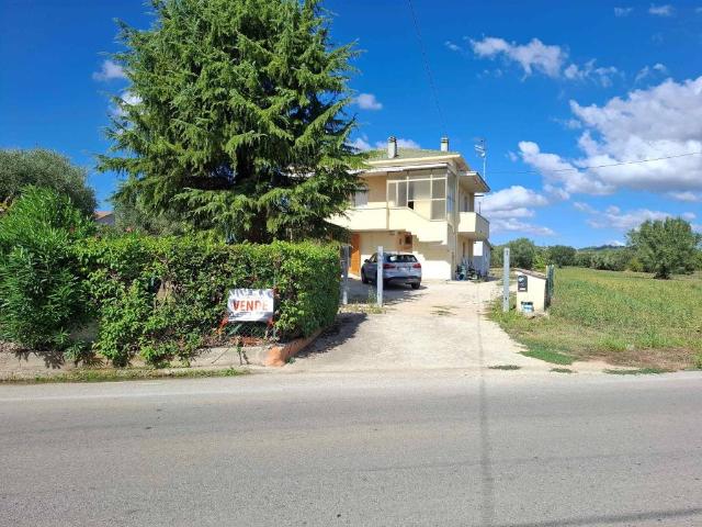 Villa Indipendente in vendita a Colleranesco, Giulianova