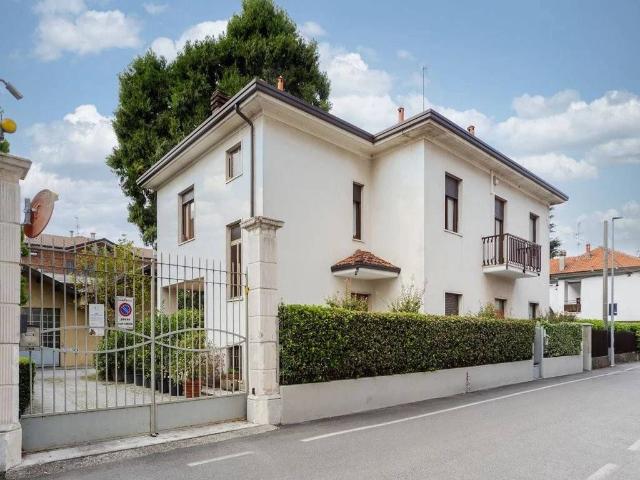 Villa Indipendente in vendita a Brugazzo, Giussano