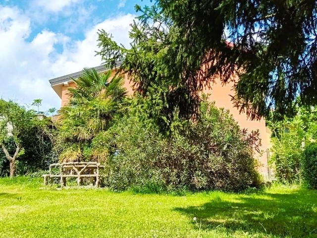 Villa Indipendente in vendita a Giussano, Lombardia
