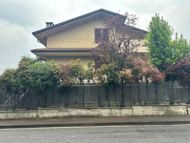 Villa Indipendente in vendita a Robbiano, Giussano