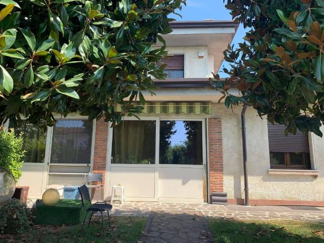 Villa Indipendente in vendita a Bondeno Di Gonzaga, Lombardia