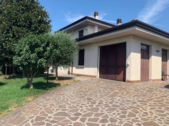 Villa Indipendente in vendita a Bondeno Di Gonzaga, Lombardia