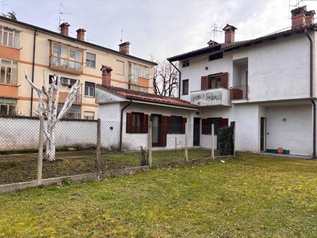 Villa Indipendente in vendita a Lucinico / Ločnik / Luzinìs, Gorizia