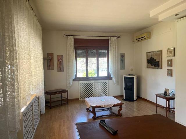 Villa Indipendente in vendita a Lucinico / Ločnik / Luzinìs, Gorizia