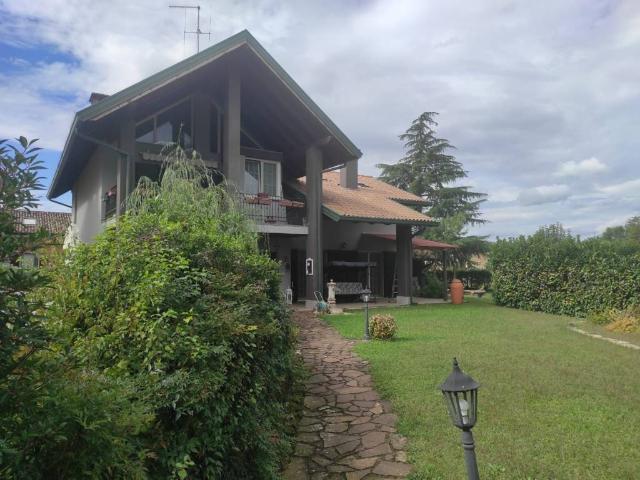 Villa Indipendente in vendita a Lucinico / Ločnik / Luzinìs, Gorizia