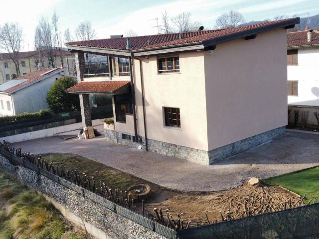 Villa Indipendente in vendita a Gorle, Lombardia