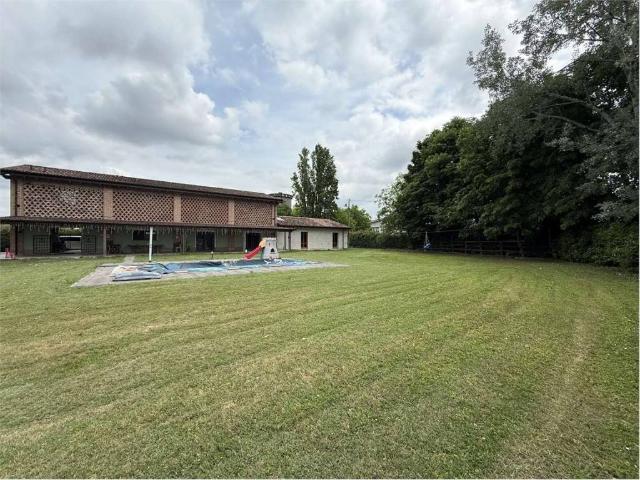 Villa Indipendente in vendita a Gragnano Trebbiense, Reggio Emilia